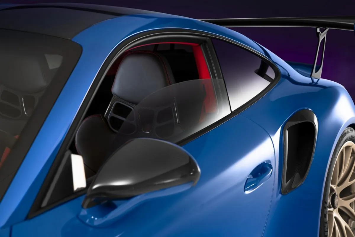 Imagem da 3M com detalhe dos vidros de um carro esportivo azul.