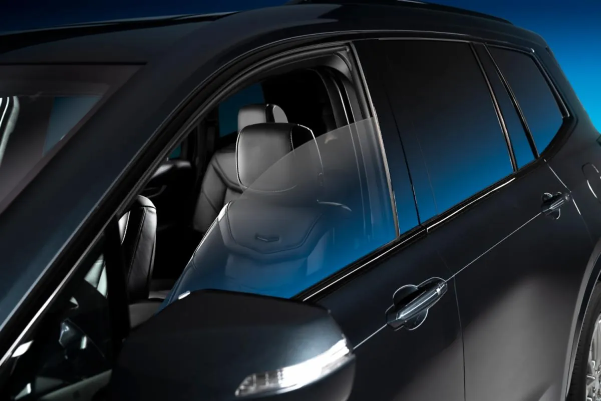Imagem da 3M com detalhe dos vidros de um SUV escuro.