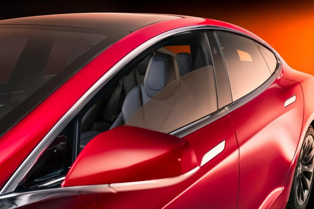 Imagem da 3M com detalhe dos vidros de um carro vermelho.