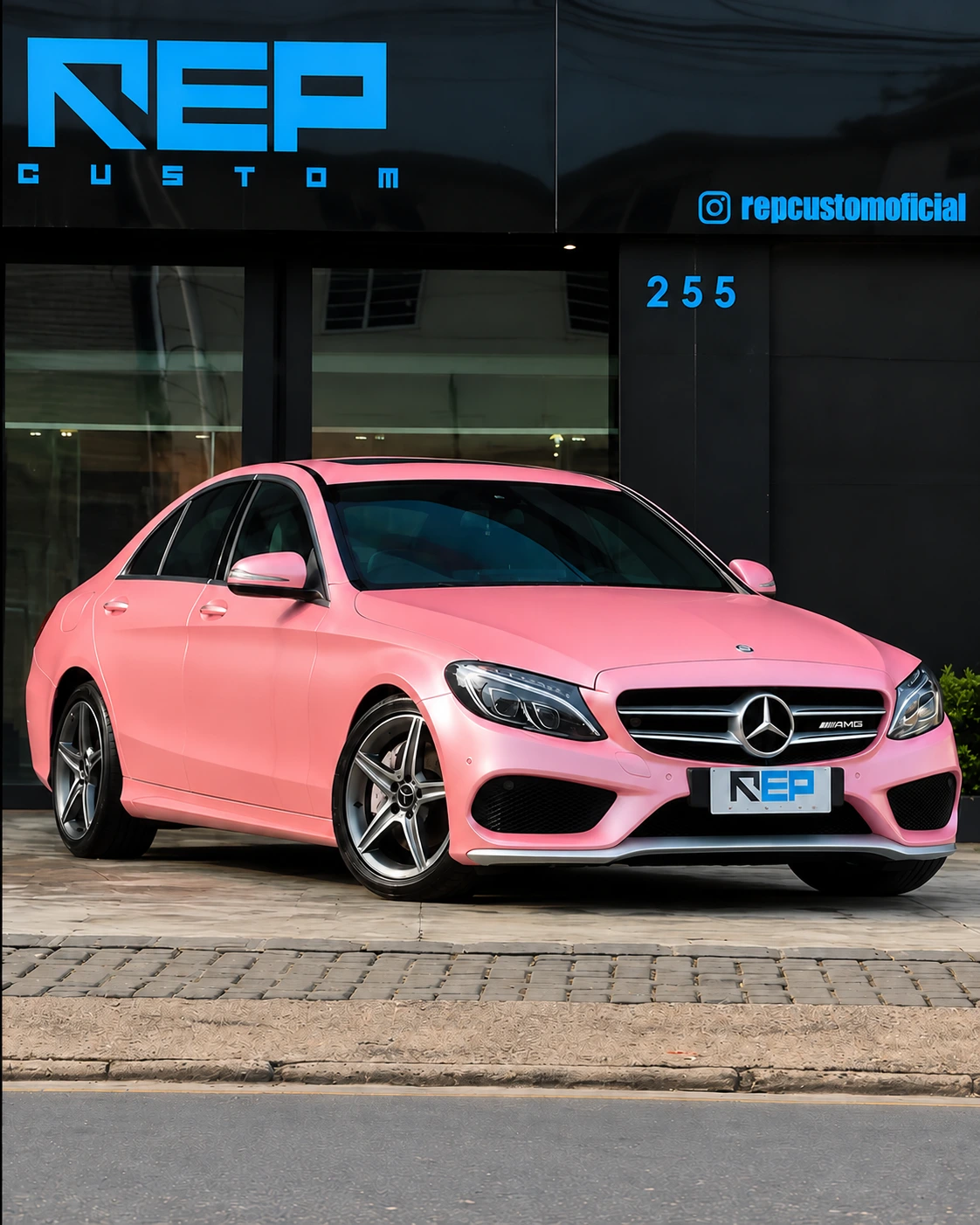 Mercedes-Benz CLA envelopado em rosa claro diante da REP Custom.