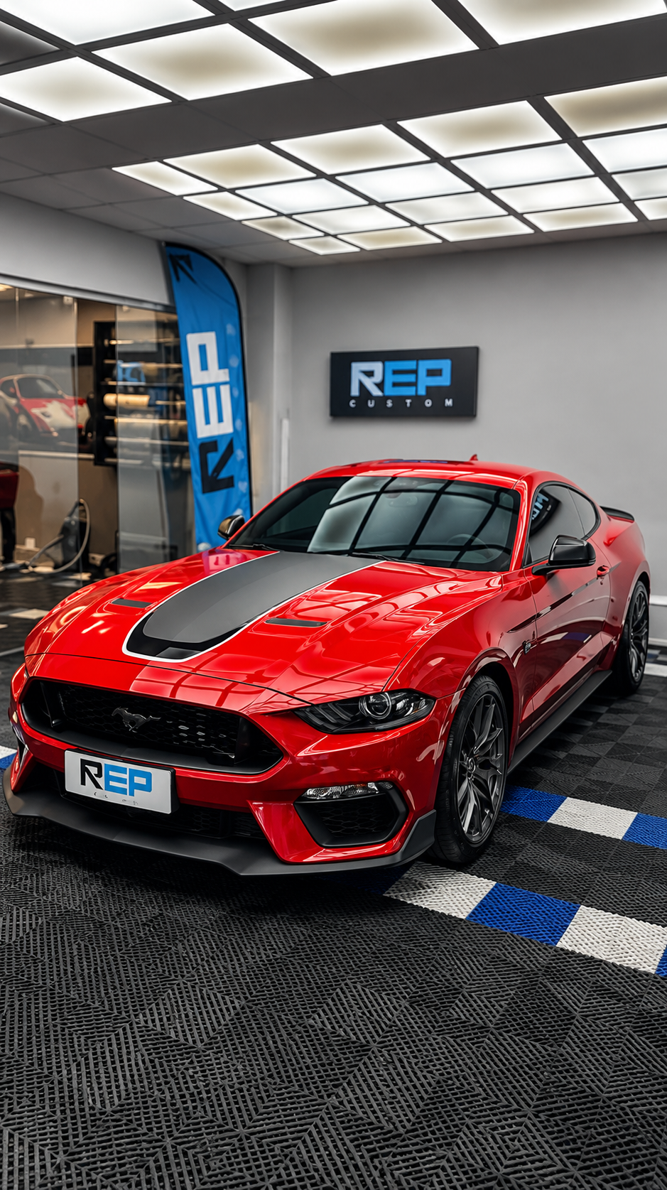 Ford Mustang vermelho na oficina da REP Custom.