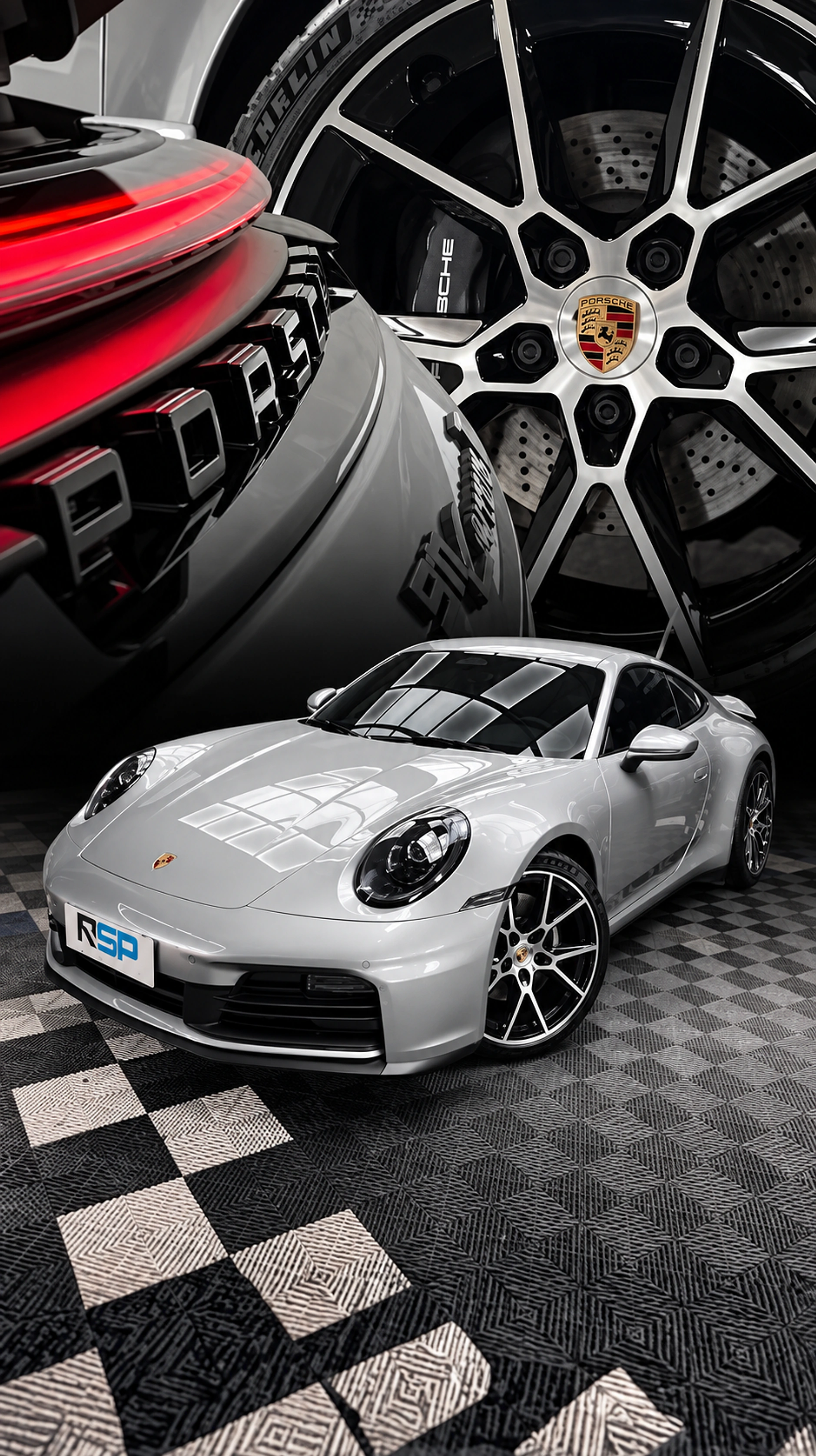 Porsche 911 Carrera T prata na oficina iluminada da REP Custom.