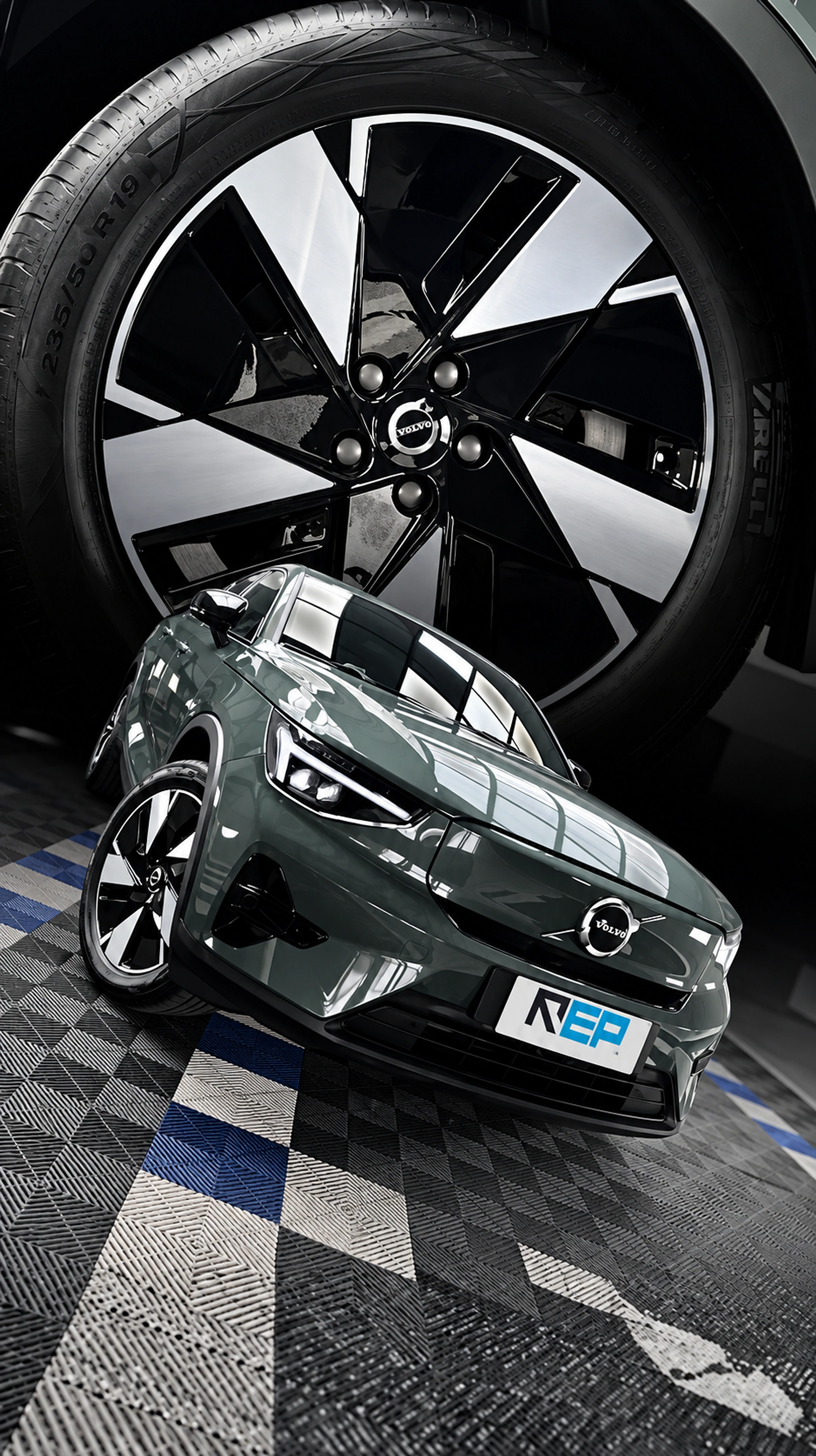 Volvo verde acinzentado com detalhe ampliado da roda.